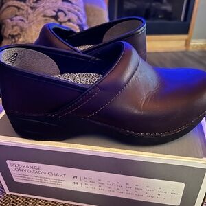 Dansko XP 2.0 Waterproof Brown Clogs NWT Size 37